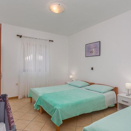 2 Bedroom Beautiful Apartment In Омишаль Екстер'єр фото