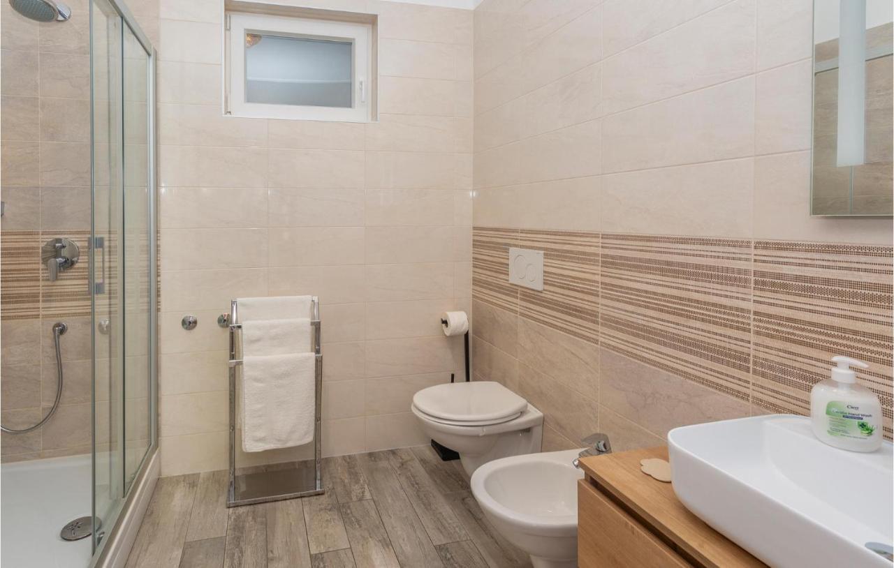2 Bedroom Beautiful Apartment In Омишаль Екстер'єр фото