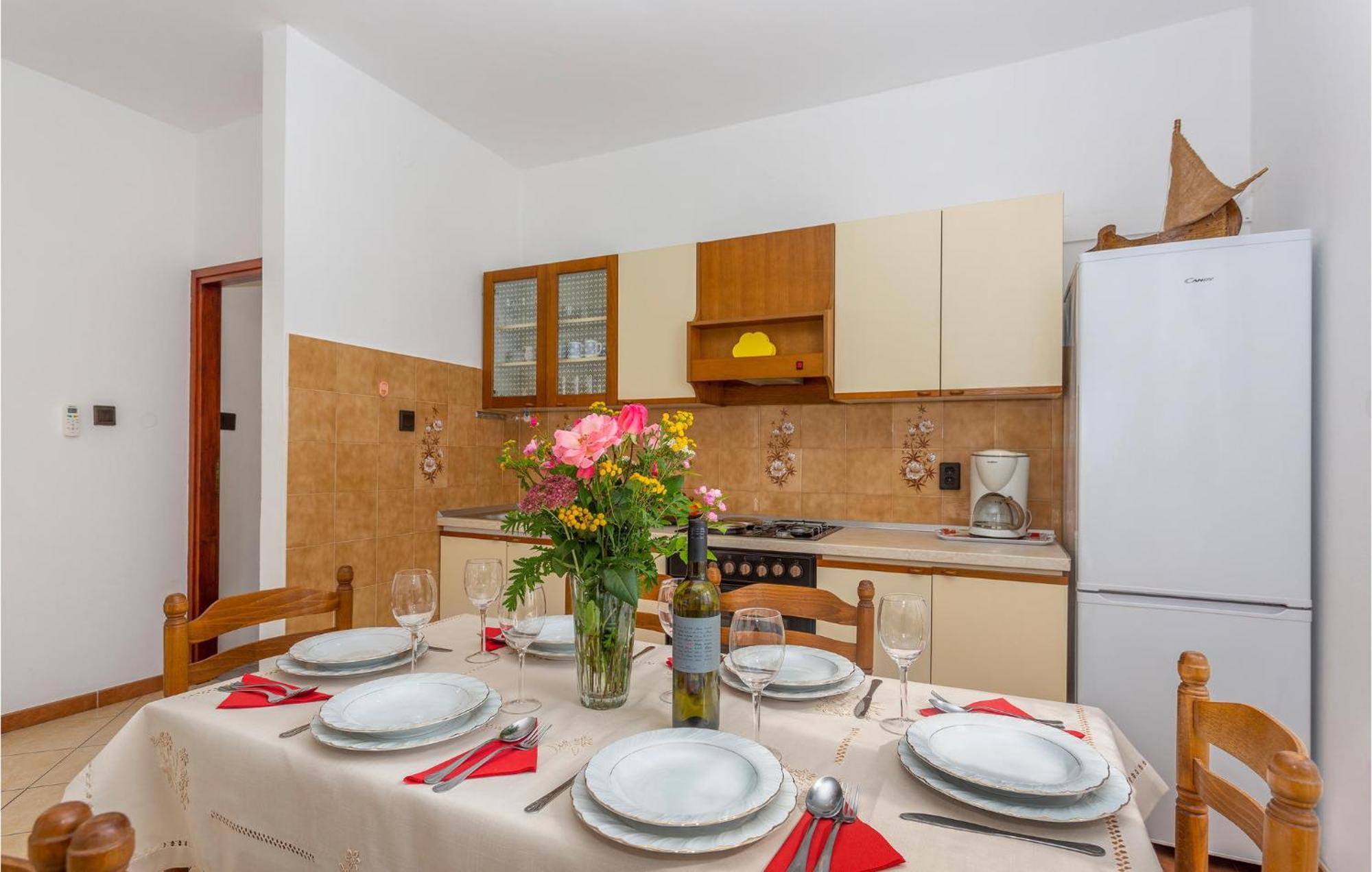 2 Bedroom Beautiful Apartment In Омишаль Екстер'єр фото
