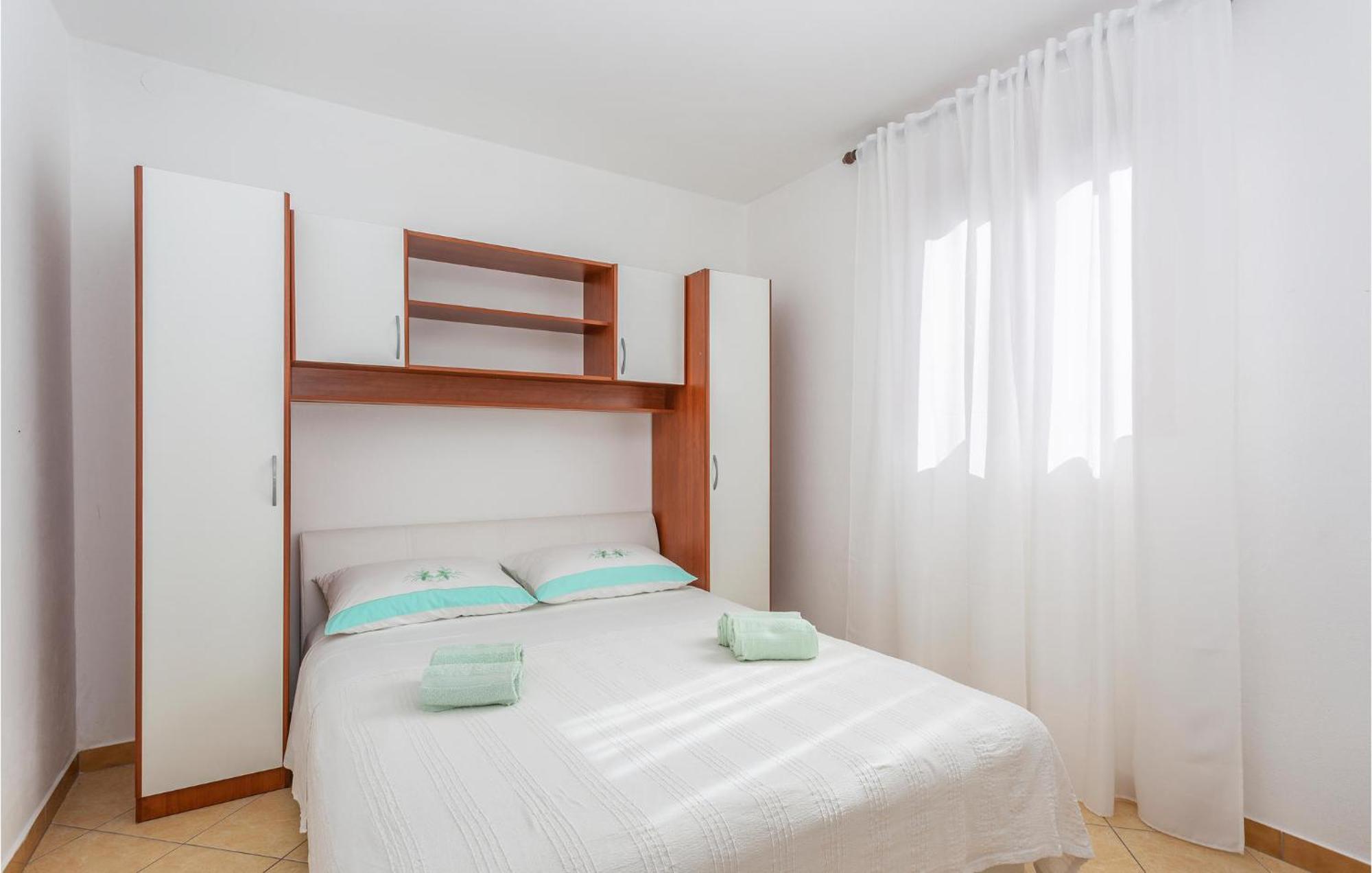 2 Bedroom Beautiful Apartment In Омишаль Екстер'єр фото