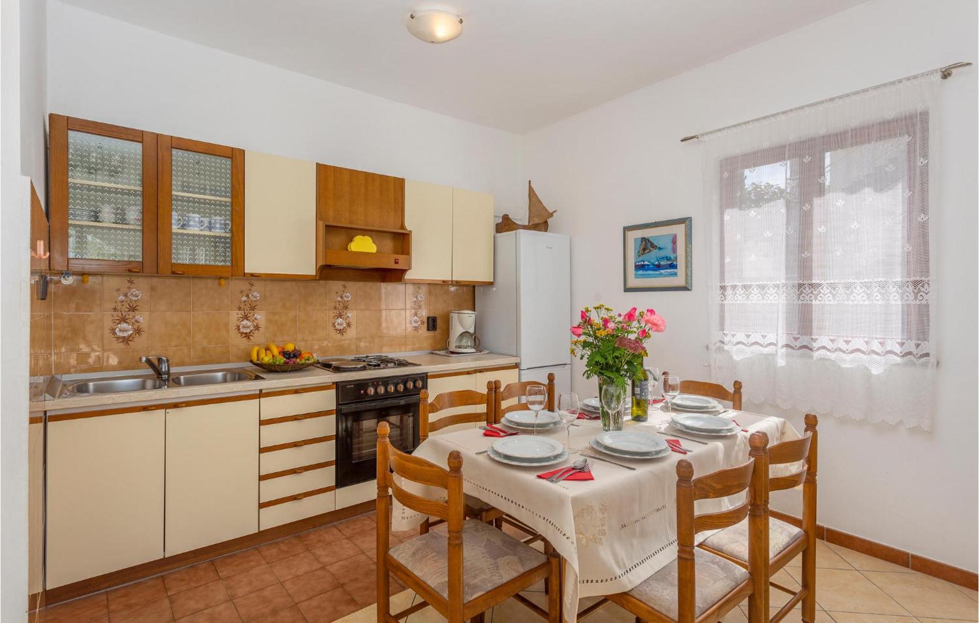 2 Bedroom Beautiful Apartment In Омишаль Екстер'єр фото